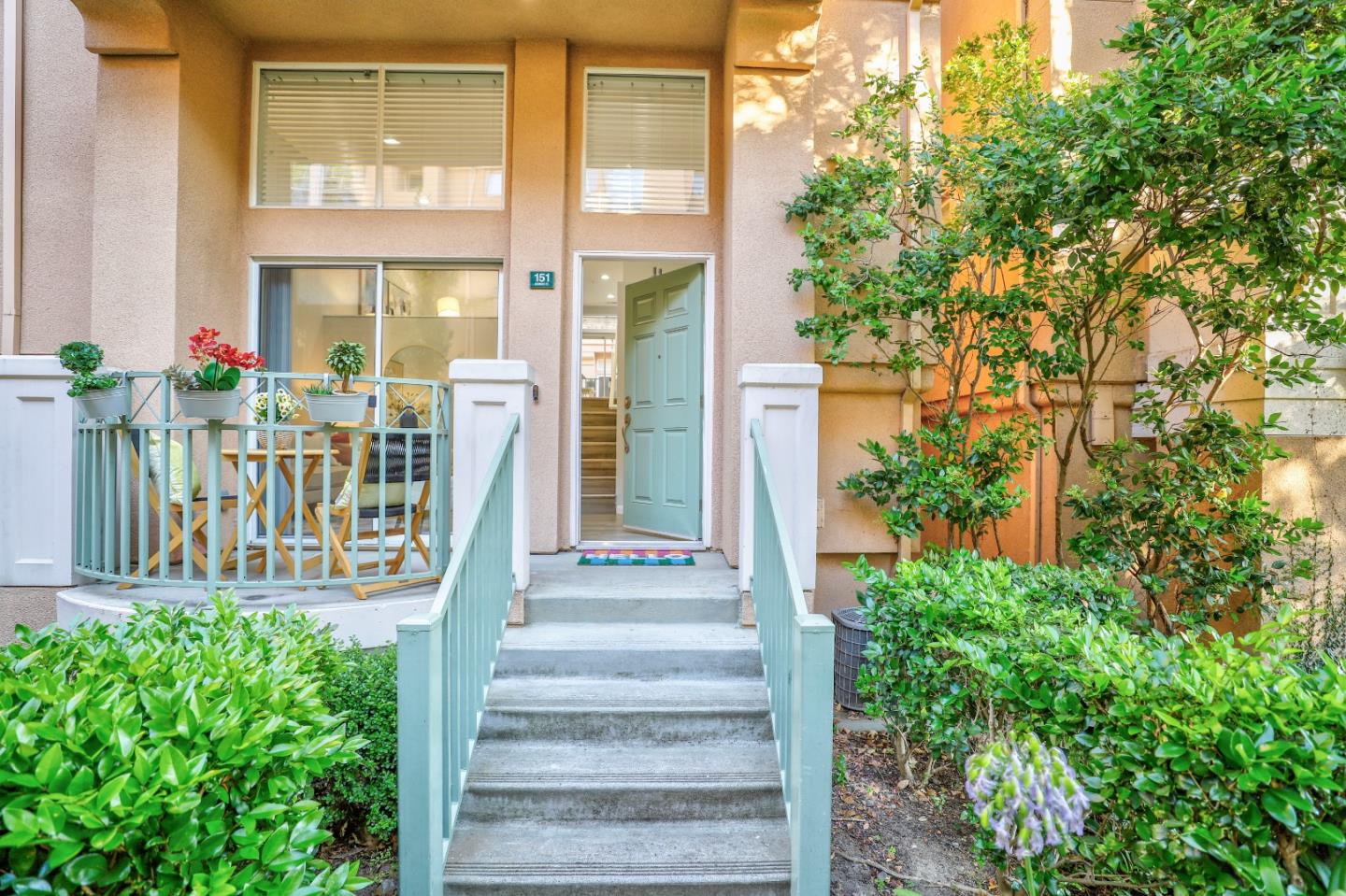 Detail Gallery Image 8 of 48 For 151 Jasmine Ct, Mountain View,  CA 94043 - 3 Beds | 2/1 Baths