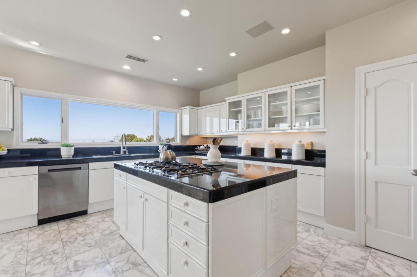 Detail Gallery Image 29 of 109 For 16383 Aztec Ridge Dr, Los Gatos,  CA 95030 - 6 Beds | 6/2 Baths