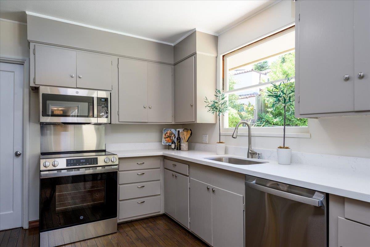Detail Gallery Image 10 of 24 For 2841 Canyon Rd, Burlingame,  CA 94010 - 3 Beds | 2 Baths