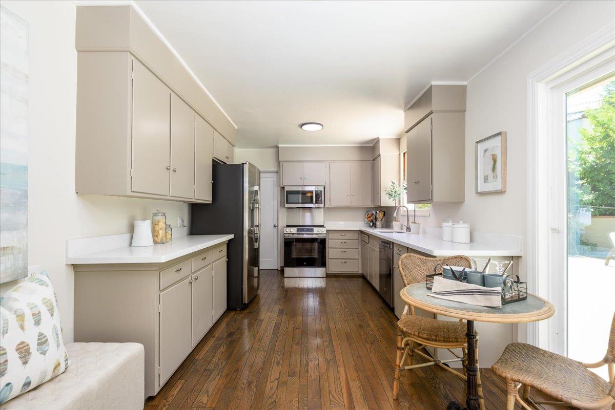 Detail Gallery Image 12 of 24 For 2841 Canyon Rd, Burlingame,  CA 94010 - 3 Beds | 2 Baths