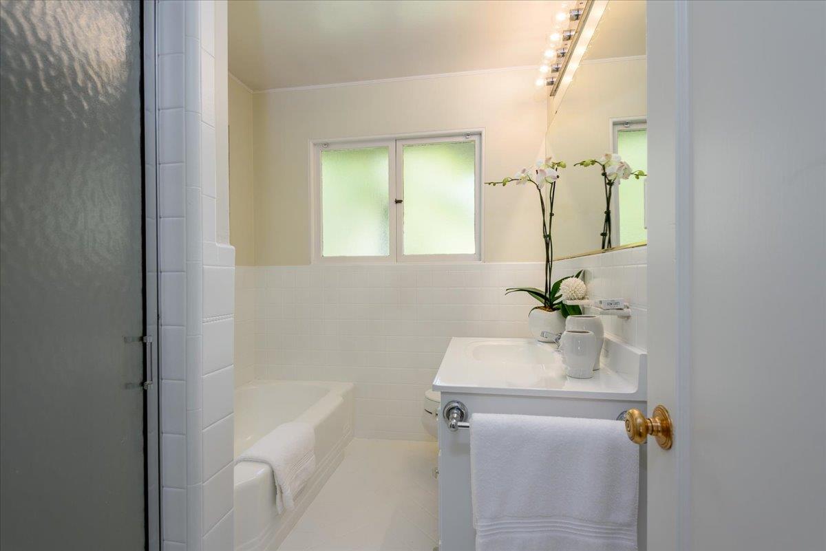 Detail Gallery Image 16 of 24 For 2841 Canyon Rd, Burlingame,  CA 94010 - 3 Beds | 2 Baths