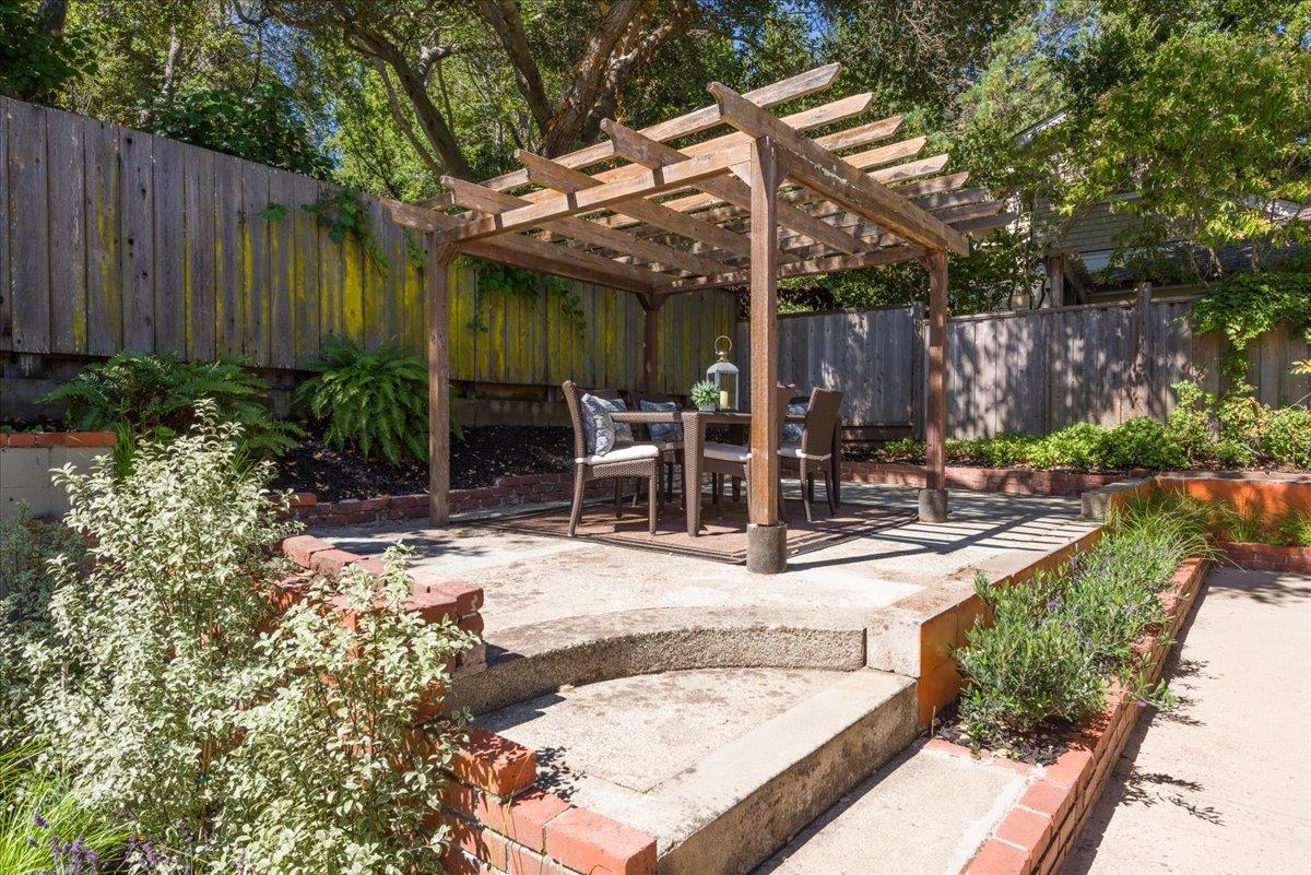 Detail Gallery Image 20 of 24 For 2841 Canyon Rd, Burlingame,  CA 94010 - 3 Beds | 2 Baths