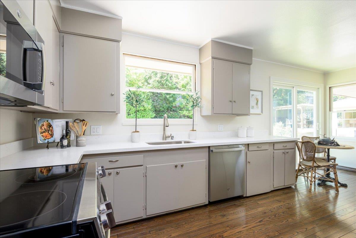 Detail Gallery Image 9 of 24 For 2841 Canyon Rd, Burlingame,  CA 94010 - 3 Beds | 2 Baths