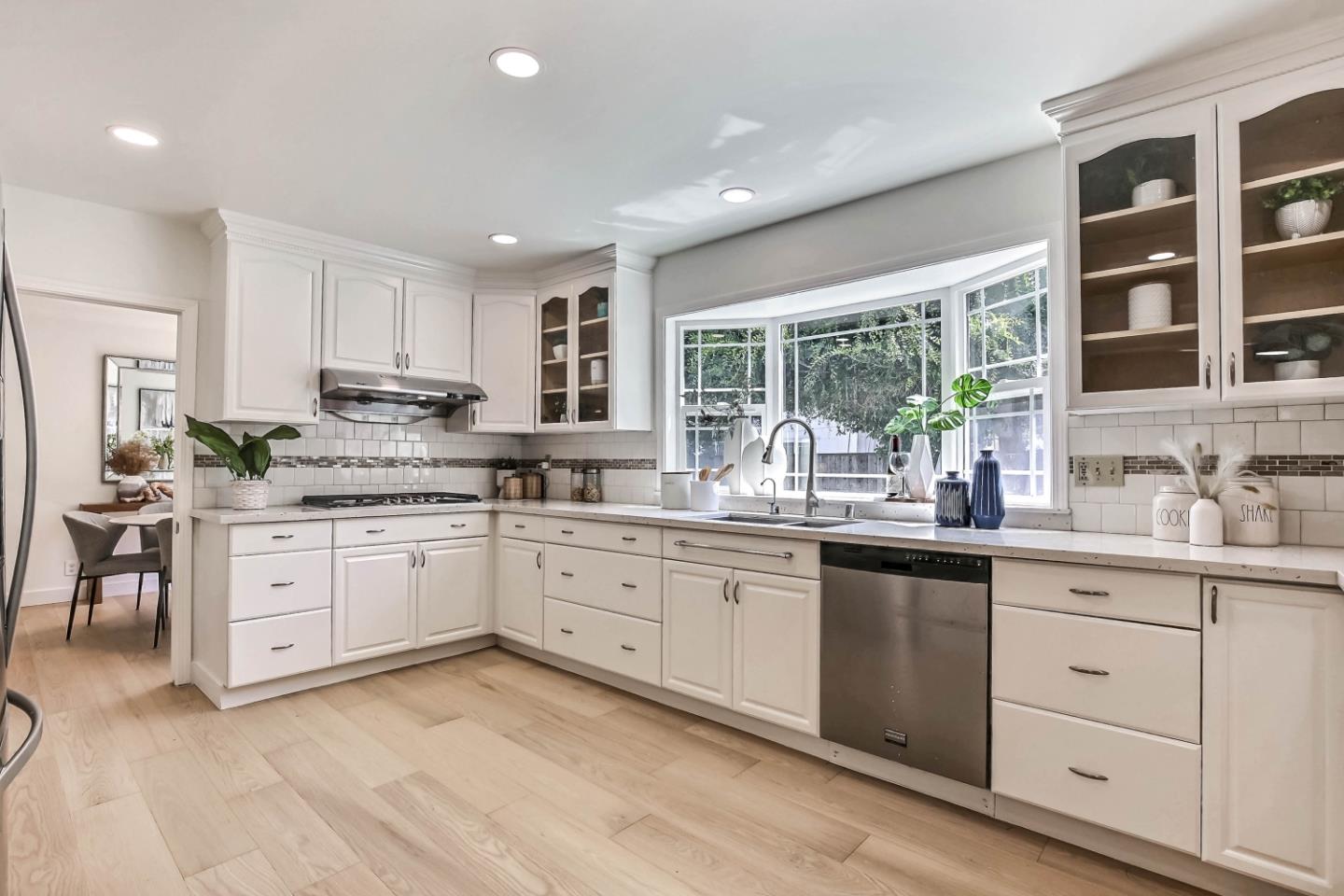 Detail Gallery Image 10 of 35 For 10780 La Roda Dr, Cupertino,  CA 95014 - 3 Beds | 2/1 Baths