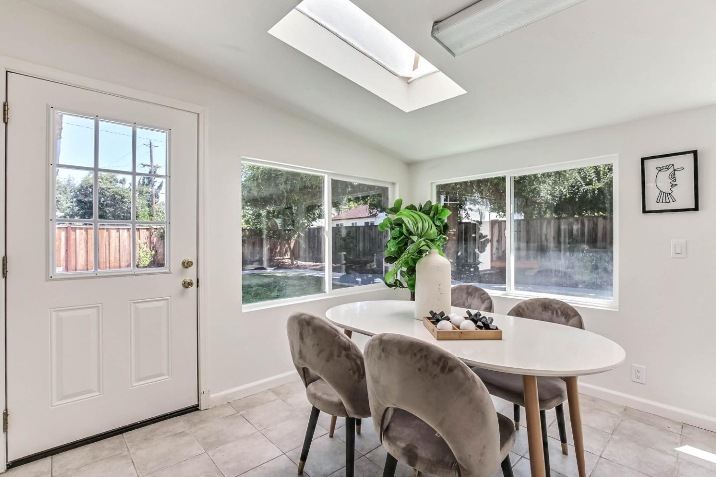 Detail Gallery Image 14 of 35 For 10780 La Roda Dr, Cupertino,  CA 95014 - 3 Beds | 2/1 Baths