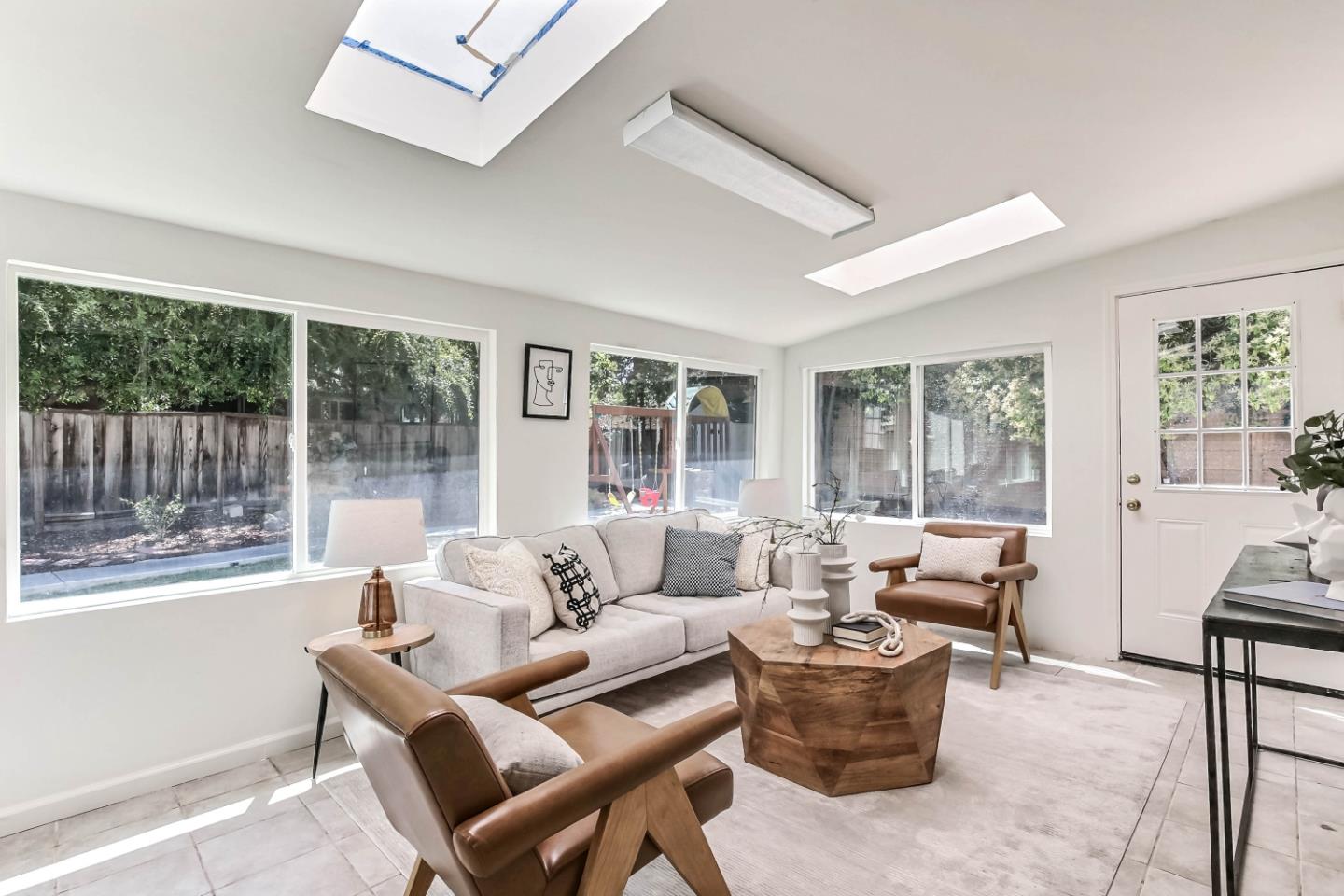 Detail Gallery Image 7 of 35 For 10780 La Roda Dr, Cupertino,  CA 95014 - 3 Beds | 2/1 Baths