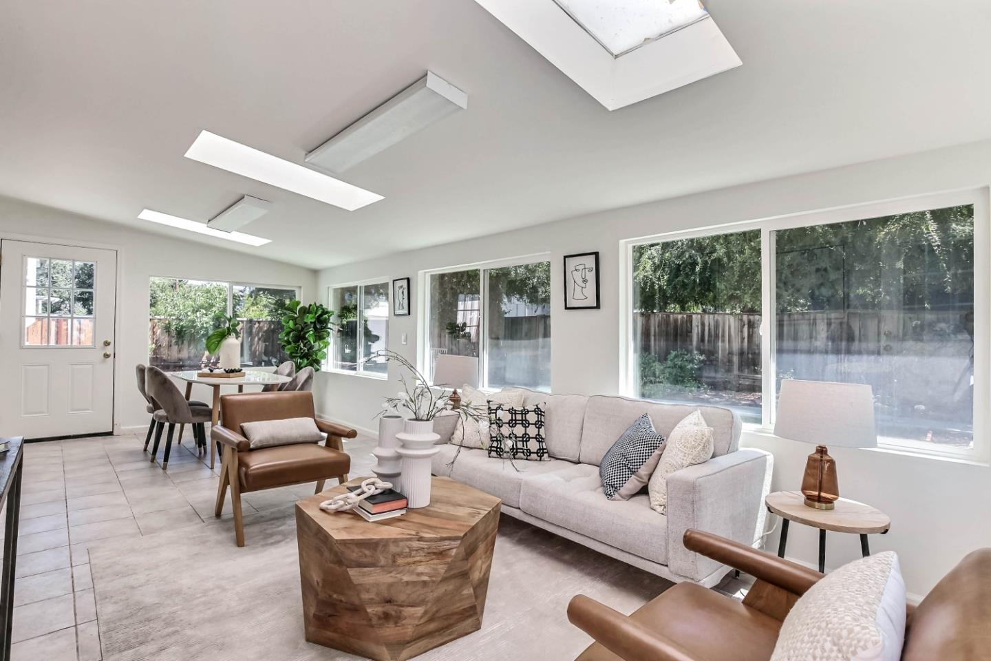 Detail Gallery Image 8 of 35 For 10780 La Roda Dr, Cupertino,  CA 95014 - 3 Beds | 2/1 Baths