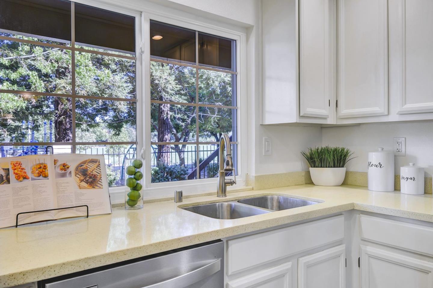 Detail Gallery Image 10 of 37 For 442 Costa Mesa Ter #D,  Sunnyvale,  CA 94085 - 3 Beds | 2 Baths