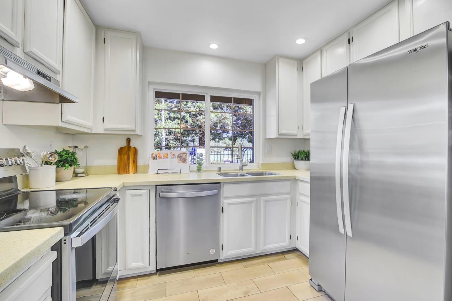 Detail Gallery Image 11 of 37 For 442 Costa Mesa Ter #D,  Sunnyvale,  CA 94085 - 3 Beds | 2 Baths