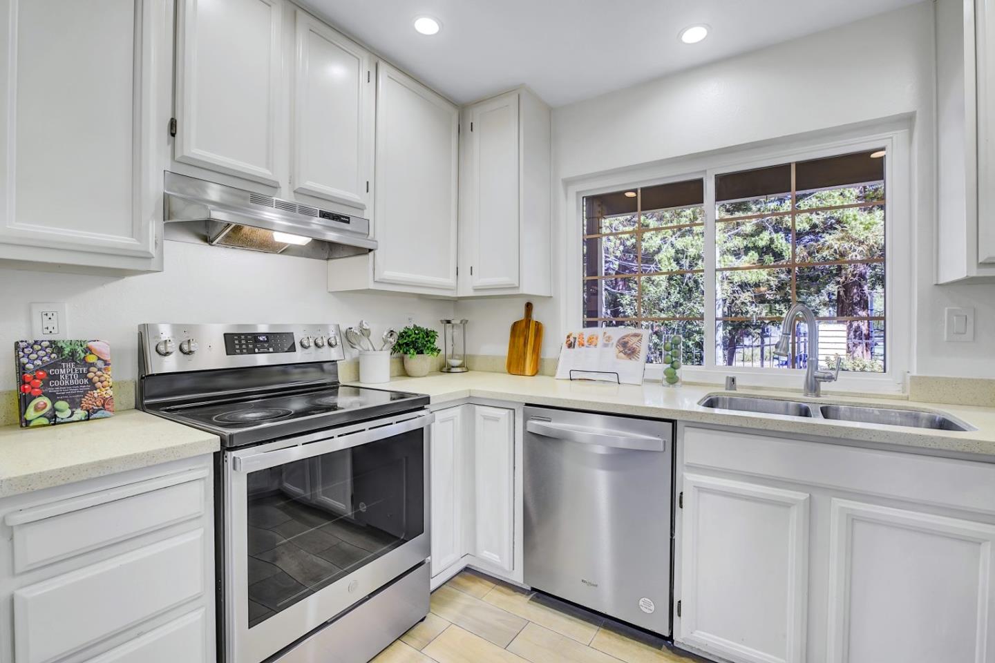 Detail Gallery Image 8 of 37 For 442 Costa Mesa Ter #D,  Sunnyvale,  CA 94085 - 3 Beds | 2 Baths
