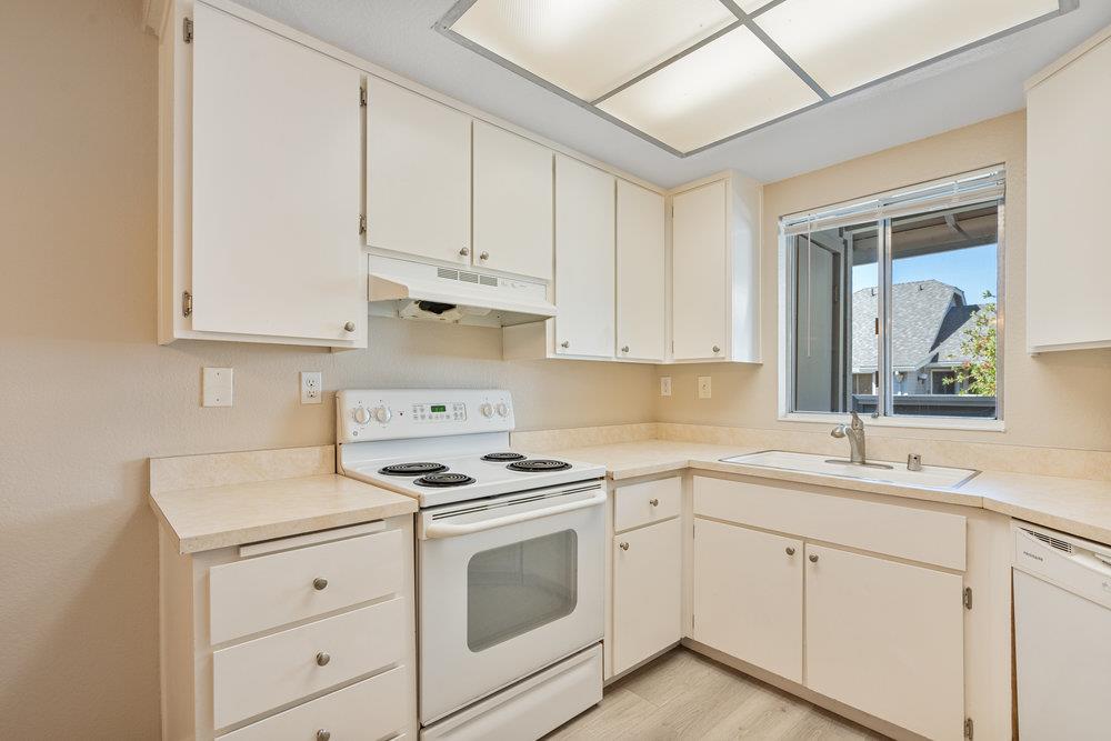 Detail Gallery Image 11 of 25 For 331 Shadow Run Dr, San Jose,  CA 95110 - 2 Beds | 2 Baths