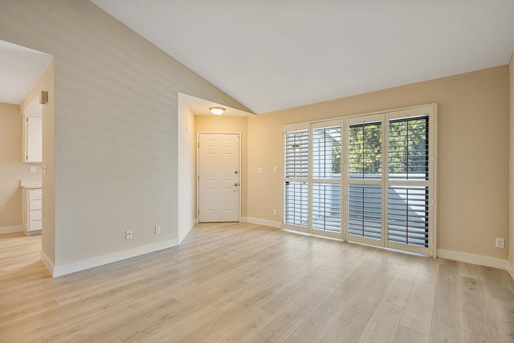 Detail Gallery Image 4 of 25 For 331 Shadow Run Dr, San Jose,  CA 95110 - 2 Beds | 2 Baths