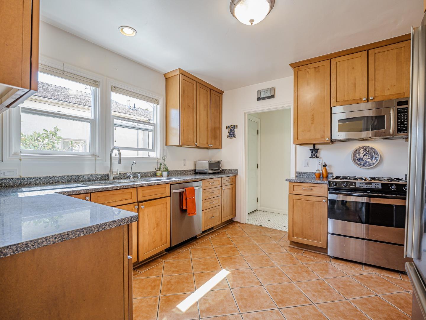 Detail Gallery Image 3 of 15 For 621 Oregon Street, Watsonville,  CA 95076 - 3 Beds | 2 Baths