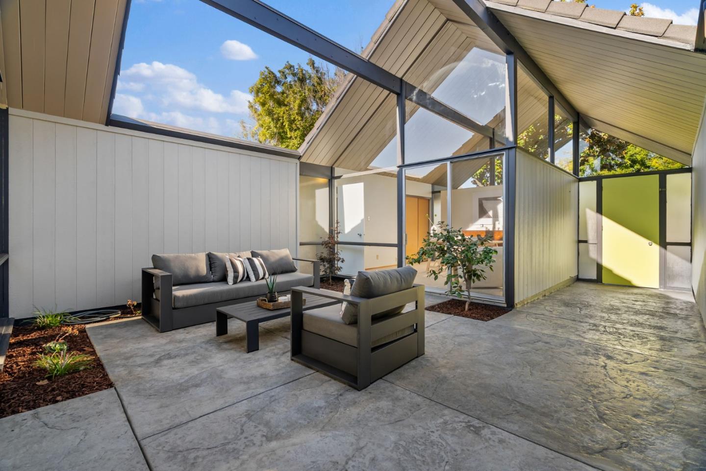 Detail Gallery Image 4 of 36 For 1339 Lennox Way, Sunnyvale,  CA 94087 - 4 Beds | 2 Baths
