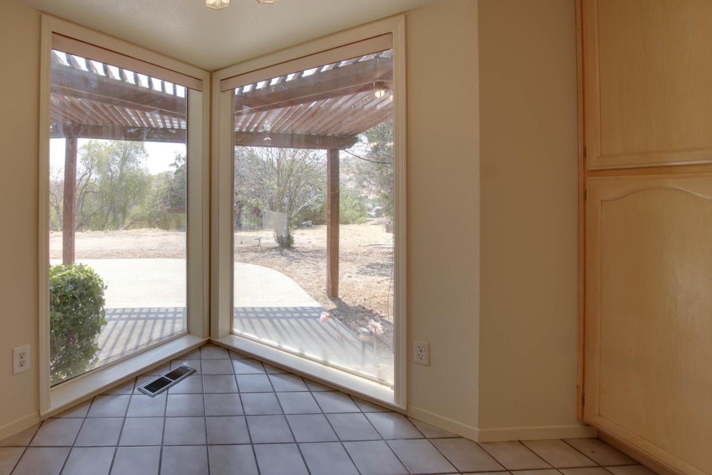 Detail Gallery Image 13 of 36 For 6460 Cabernet Dr, Hollister,  CA 95023 - 4 Beds | 2/1 Baths