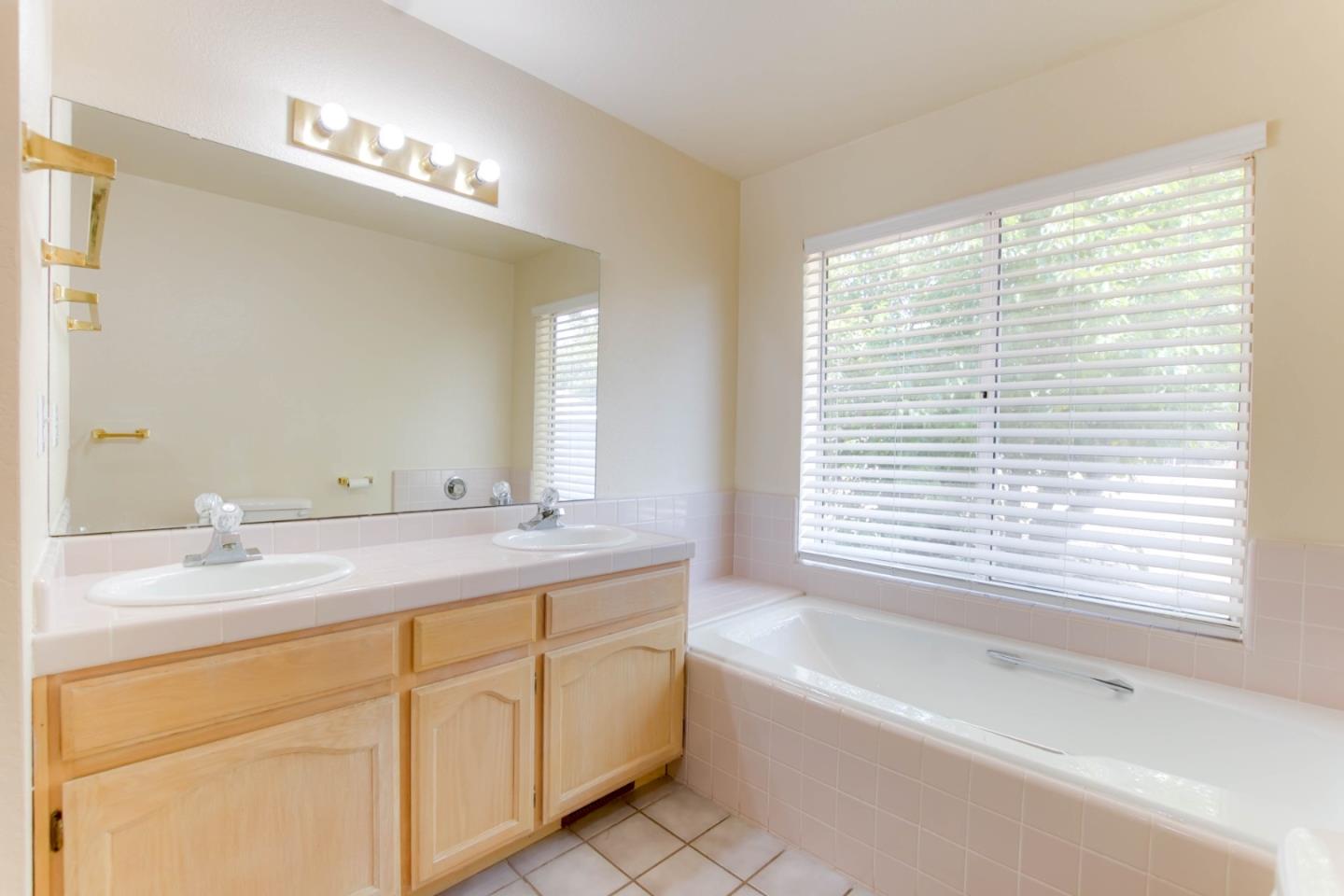 Detail Gallery Image 18 of 36 For 6460 Cabernet Dr, Hollister,  CA 95023 - 4 Beds | 2/1 Baths