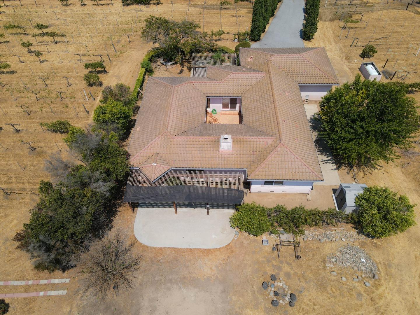Detail Gallery Image 2 of 36 For 6460 Cabernet Dr, Hollister,  CA 95023 - 4 Beds | 2/1 Baths