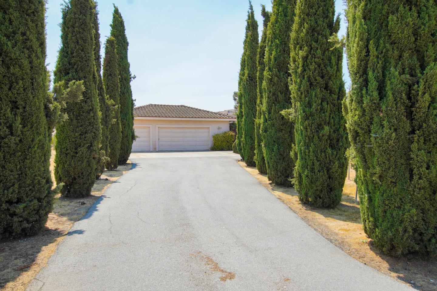 Detail Gallery Image 3 of 36 For 6460 Cabernet Dr, Hollister,  CA 95023 - 4 Beds | 2/1 Baths