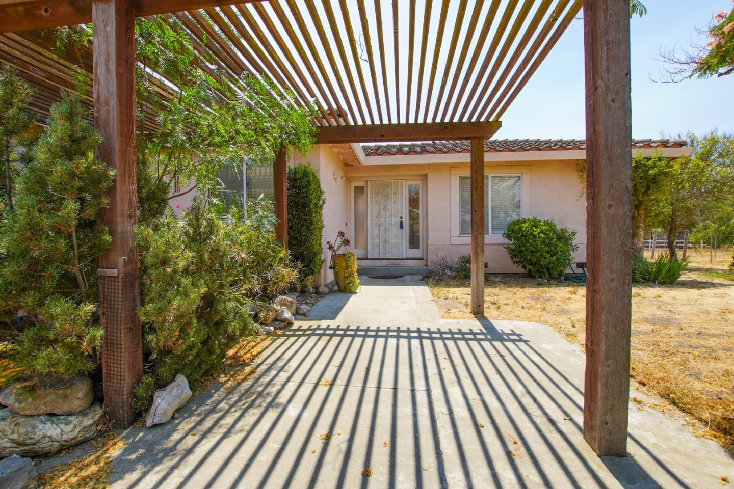 Detail Gallery Image 4 of 36 For 6460 Cabernet Dr, Hollister,  CA 95023 - 4 Beds | 2/1 Baths
