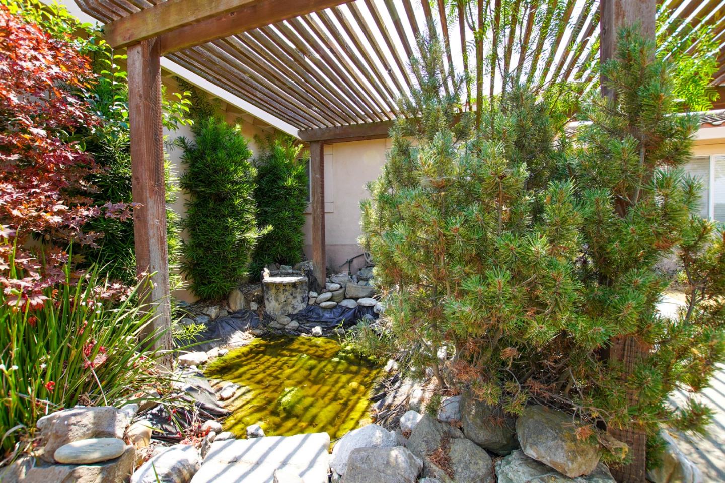 Detail Gallery Image 5 of 36 For 6460 Cabernet Dr, Hollister,  CA 95023 - 4 Beds | 2/1 Baths
