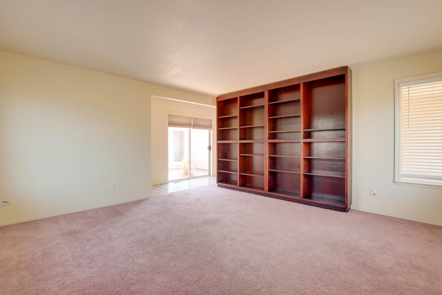 Detail Gallery Image 7 of 36 For 6460 Cabernet Dr, Hollister,  CA 95023 - 4 Beds | 2/1 Baths