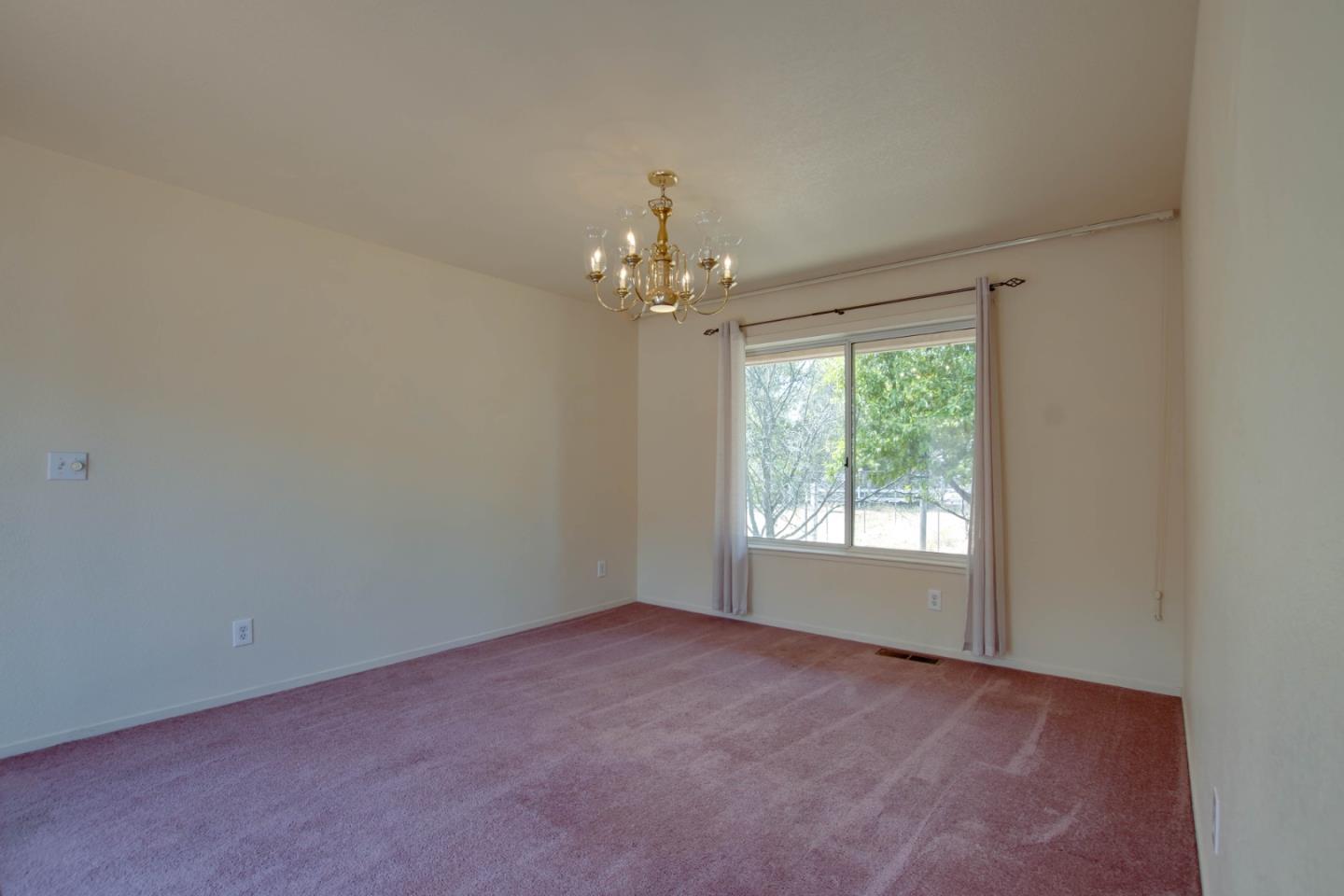 Detail Gallery Image 9 of 36 For 6460 Cabernet Dr, Hollister,  CA 95023 - 4 Beds | 2/1 Baths
