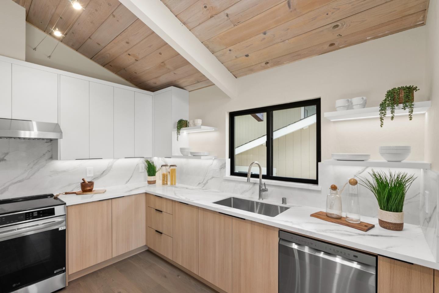 Detail Gallery Image 16 of 44 For 227 Winding Way, San Carlos,  CA 94070 - 4 Beds | 3 Baths