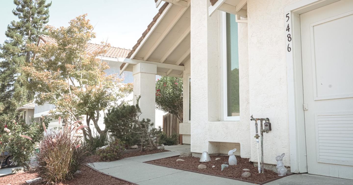 Detail Gallery Image 3 of 25 For 5486 Deer Run Dr, El Sobrante,  CA 94803 - 3 Beds | 2 Baths