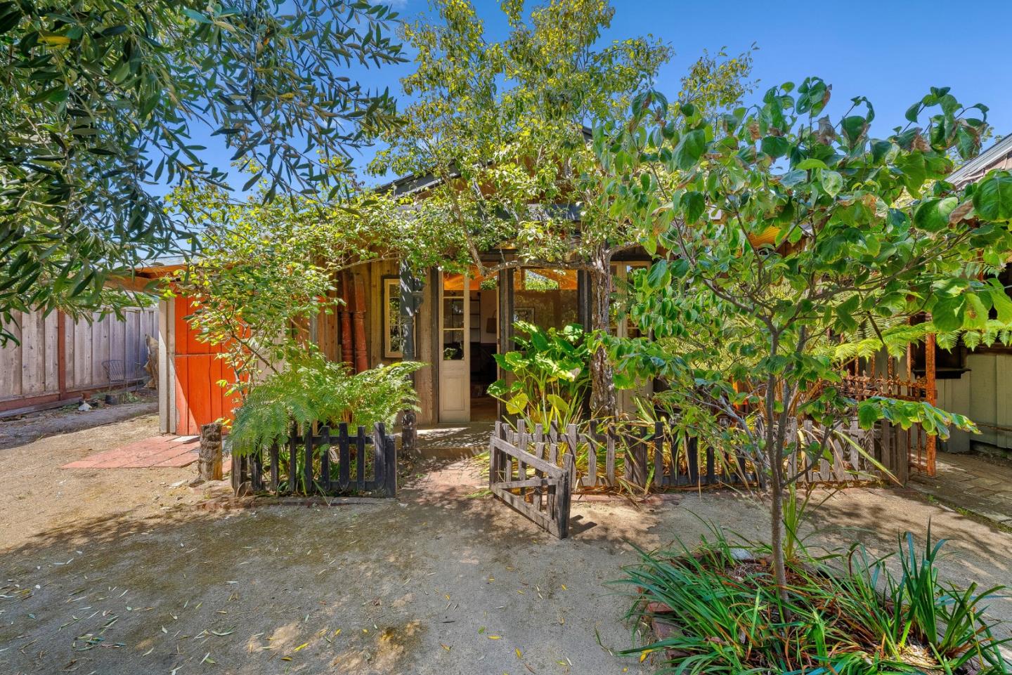 Detail Gallery Image 8 of 39 For 351 Oxford Way, Santa Cruz,  CA 95060 - 3 Beds | 2 Baths