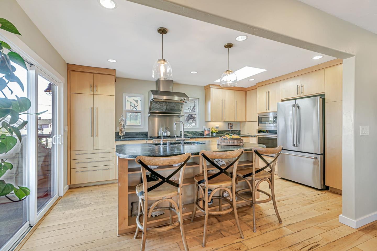 Detail Gallery Image 11 of 74 For 5080 Garnet St a,  Capitola,  CA 95010 - 6 Beds | 5 Baths