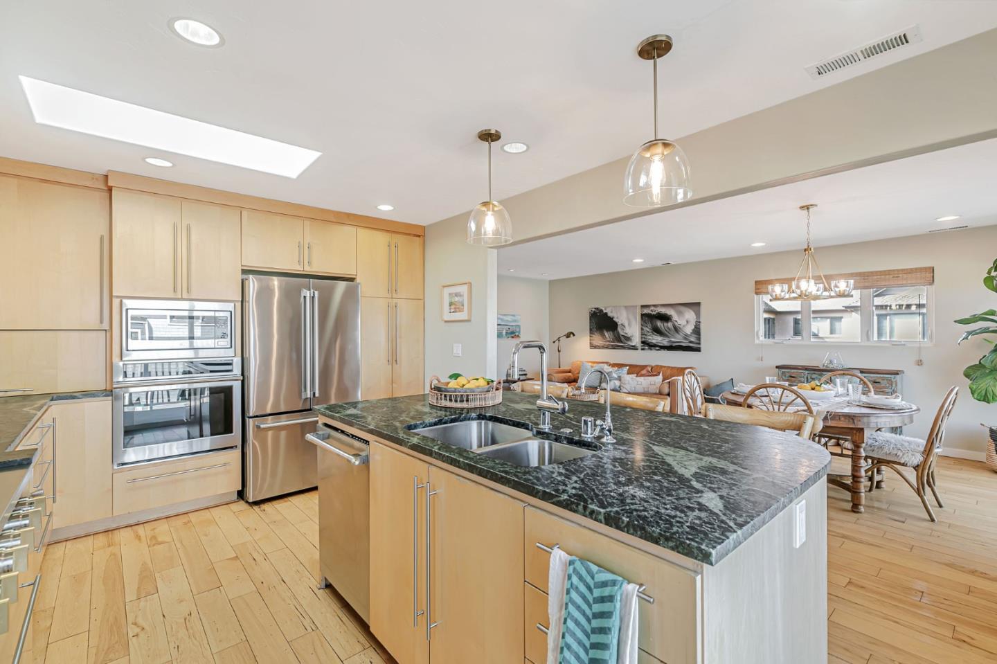 Detail Gallery Image 14 of 74 For 5080 Garnet St a,  Capitola,  CA 95010 - 6 Beds | 5 Baths