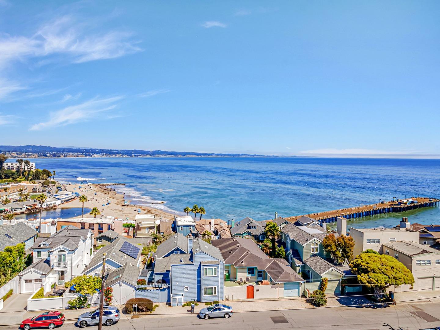 Detail Gallery Image 20 of 74 For 5080 Garnet St a,  Capitola,  CA 95010 - 6 Beds | 5 Baths