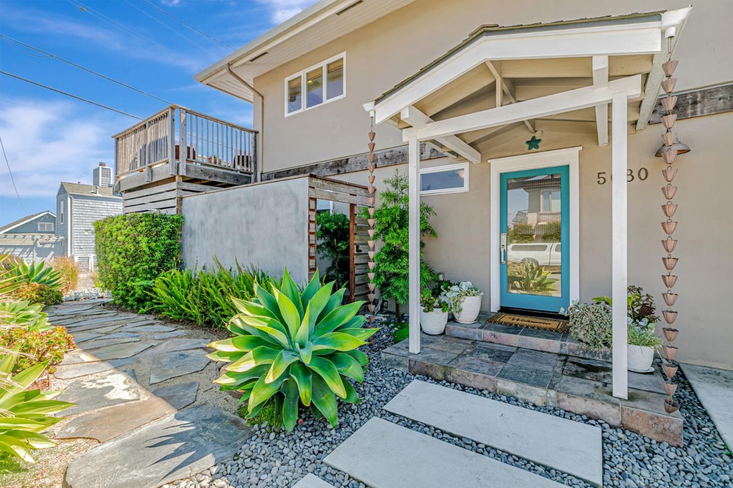 Detail Gallery Image 4 of 74 For 5080 Garnet St a,  Capitola,  CA 95010 - 6 Beds | 5 Baths