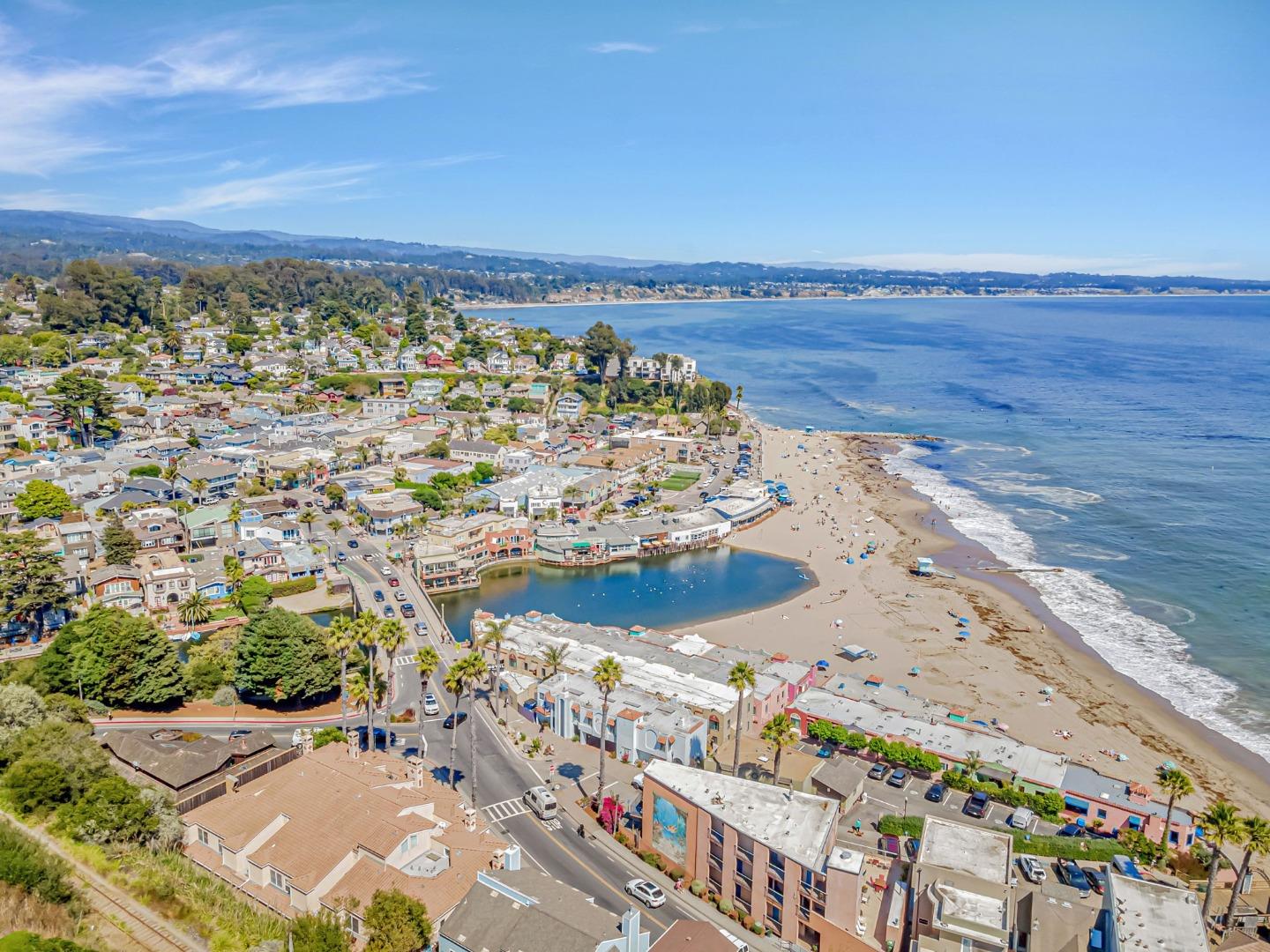 Detail Gallery Image 66 of 74 For 5080 Garnet St a,  Capitola,  CA 95010 - 6 Beds | 5 Baths