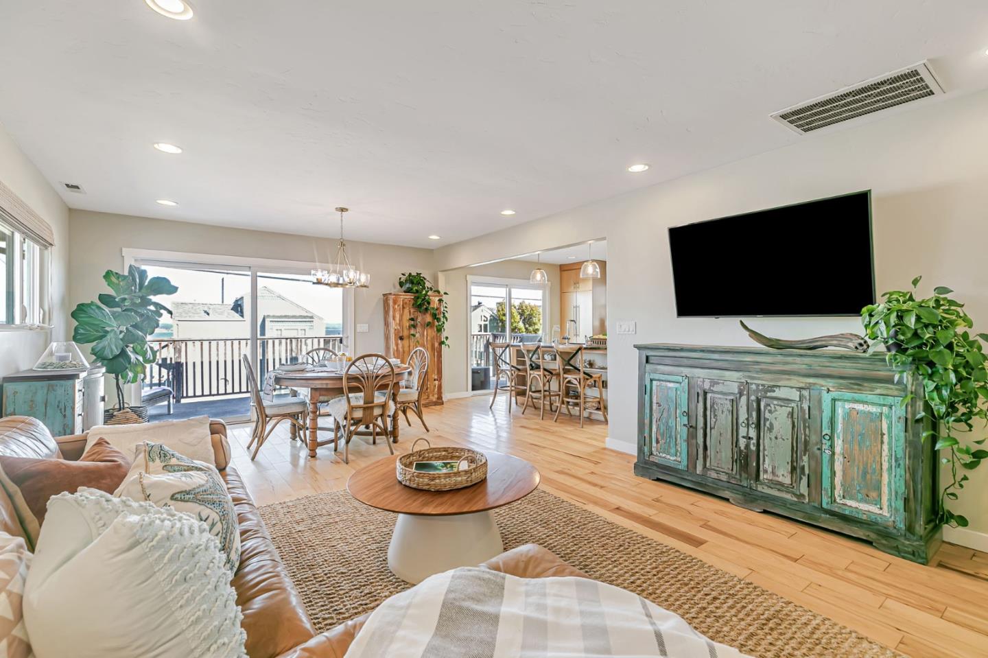 Detail Gallery Image 7 of 74 For 5080 Garnet St a,  Capitola,  CA 95010 - 6 Beds | 5 Baths