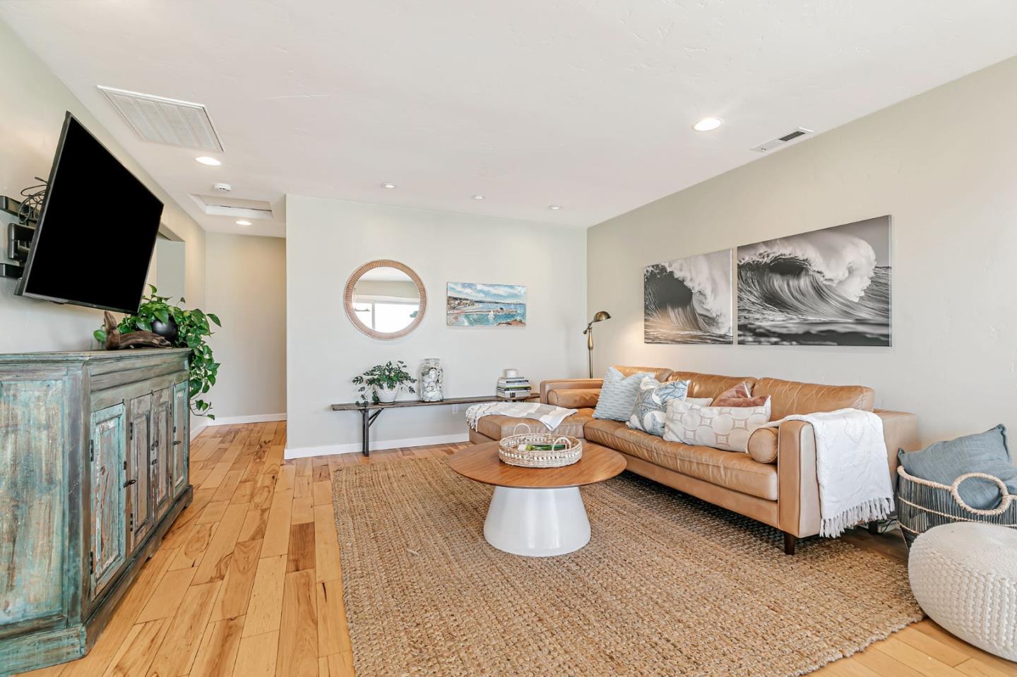 Detail Gallery Image 8 of 74 For 5080 Garnet St a,  Capitola,  CA 95010 - 6 Beds | 5 Baths
