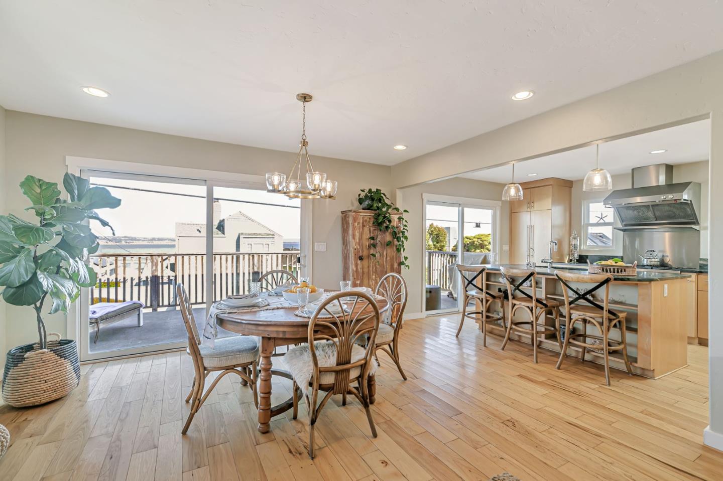Detail Gallery Image 9 of 74 For 5080 Garnet St a,  Capitola,  CA 95010 - 6 Beds | 5 Baths