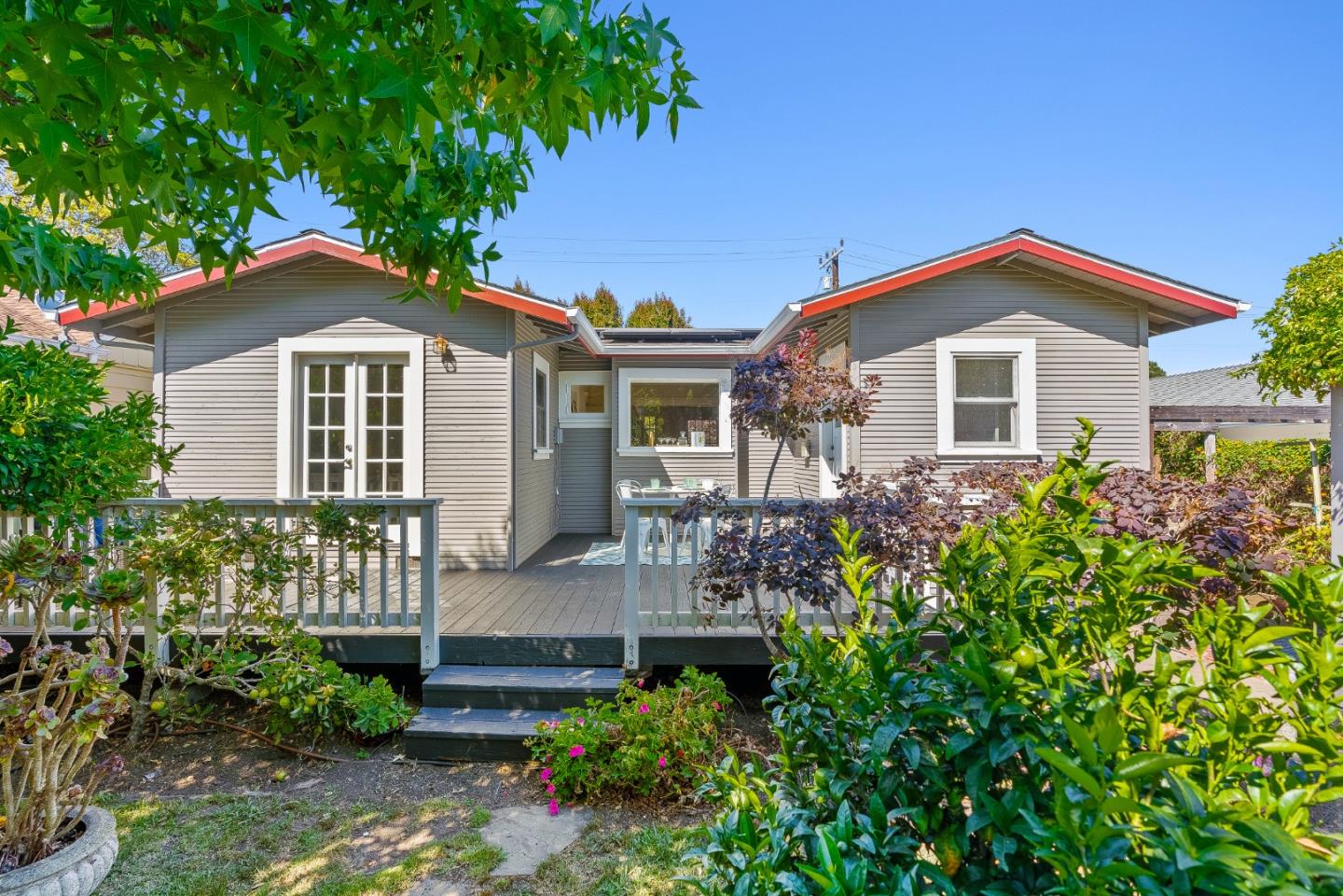 Detail Gallery Image 6 of 52 For 1719 Bay St, Santa Cruz,  CA 95060 - 2 Beds | 1/1 Baths