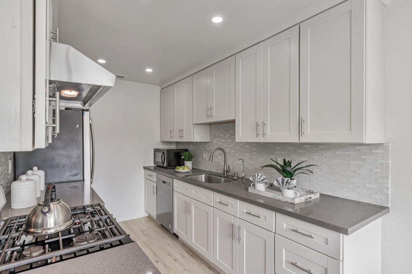 Detail Gallery Image 6 of 28 For 295 Rio Verde Pl #4,  Milpitas,  CA 95035 - 3 Beds | 1 Baths