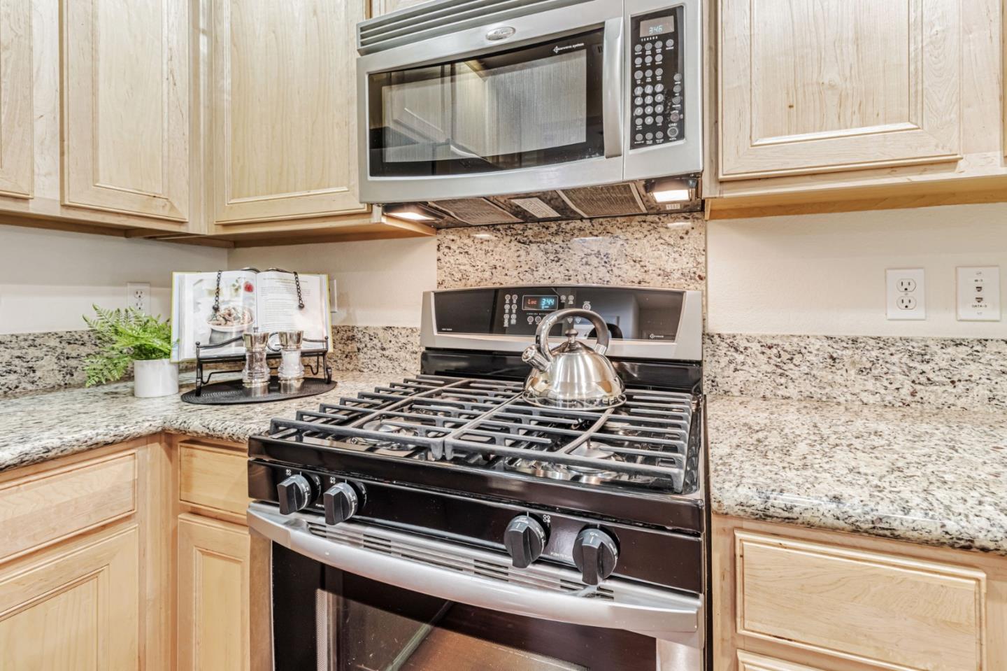 Detail Gallery Image 11 of 42 For 59 Bassett St, San Jose,  CA 95110 - 3 Beds | 3 Baths