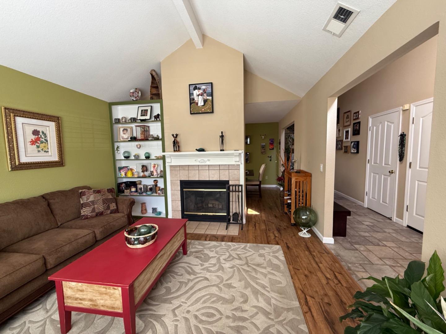 Detail Gallery Image 4 of 21 For 1615 Newport Ct, Salinas,  CA 93906 - 3 Beds | 2 Baths