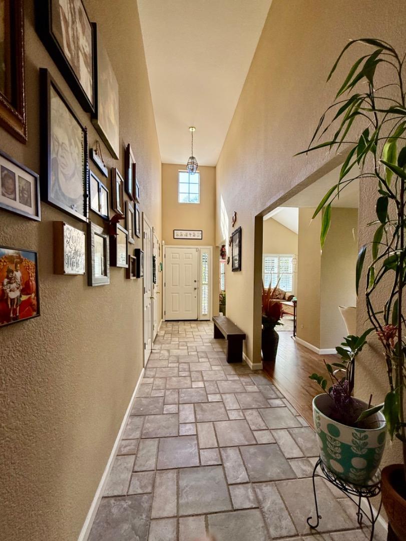Detail Gallery Image 5 of 21 For 1615 Newport Ct, Salinas,  CA 93906 - 3 Beds | 2 Baths