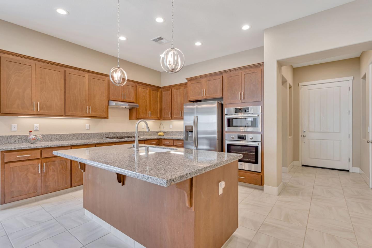 Detail Gallery Image 11 of 54 For 1575 Sunflower Dr, Hollister,  CA 95023 - 4 Beds | 2 Baths