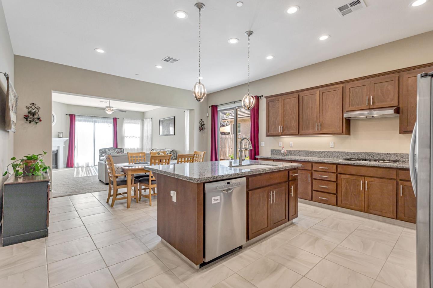 Detail Gallery Image 15 of 54 For 1575 Sunflower Dr, Hollister,  CA 95023 - 4 Beds | 2 Baths