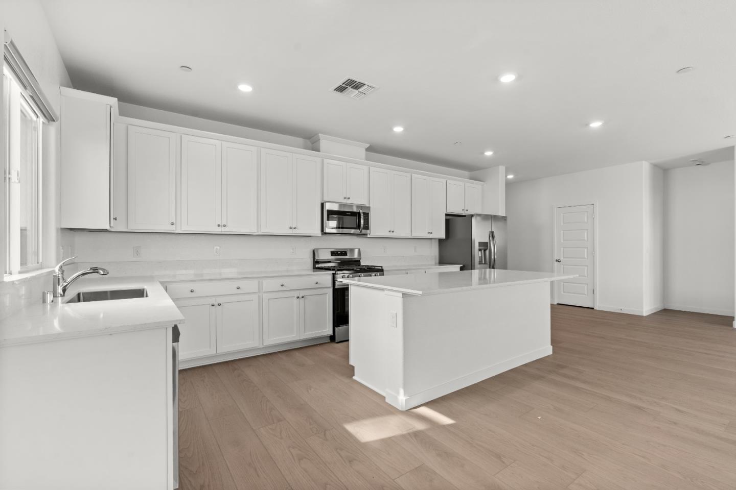 Detail Gallery Image 5 of 42 For 10918 Morning Tide Way, Stockton,  CA 95219 - 4 Beds | 2 Baths