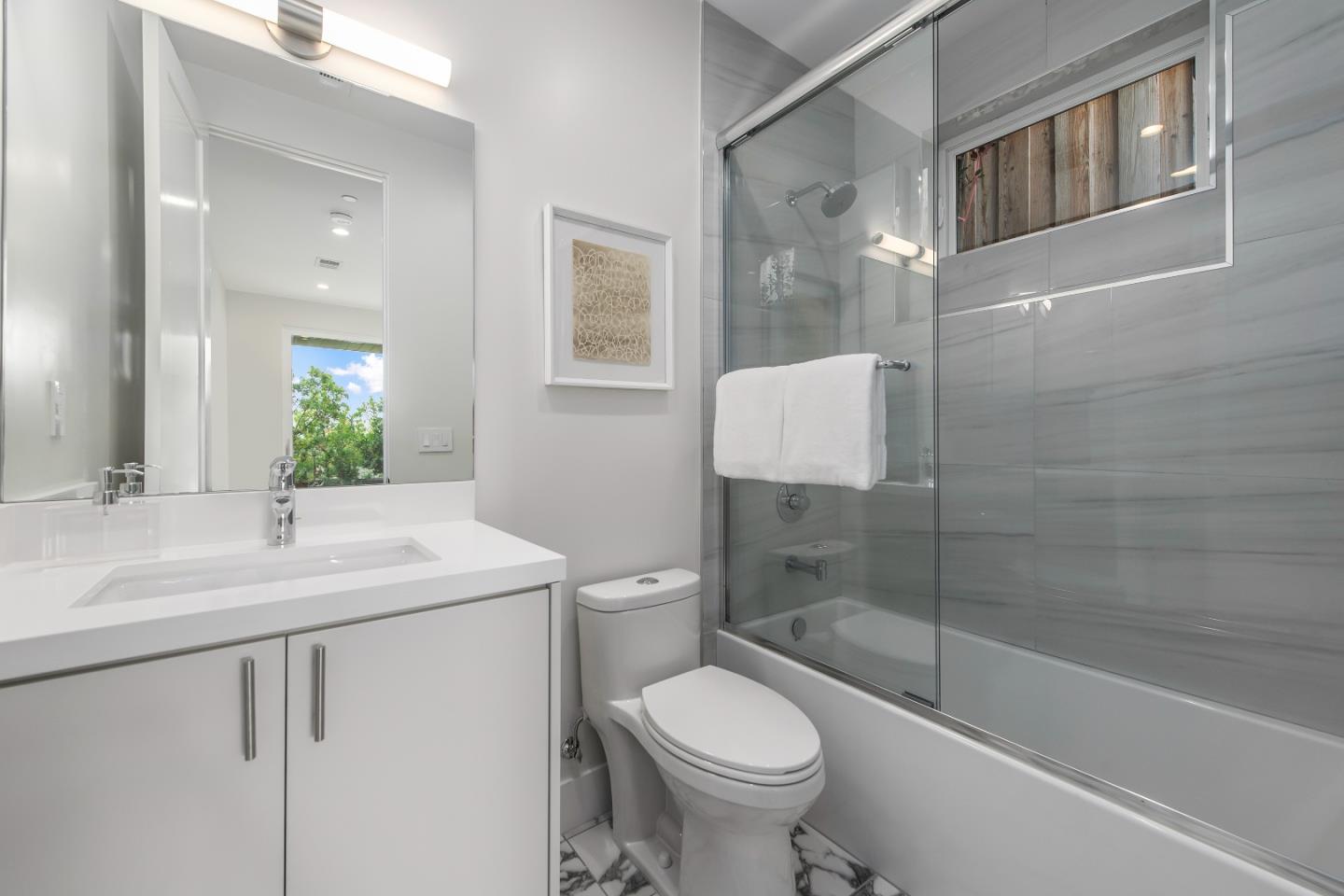 Detail Gallery Image 19 of 33 For 21 Highland Ave, San Carlos,  CA 94070 - 4 Beds | 4/1 Baths