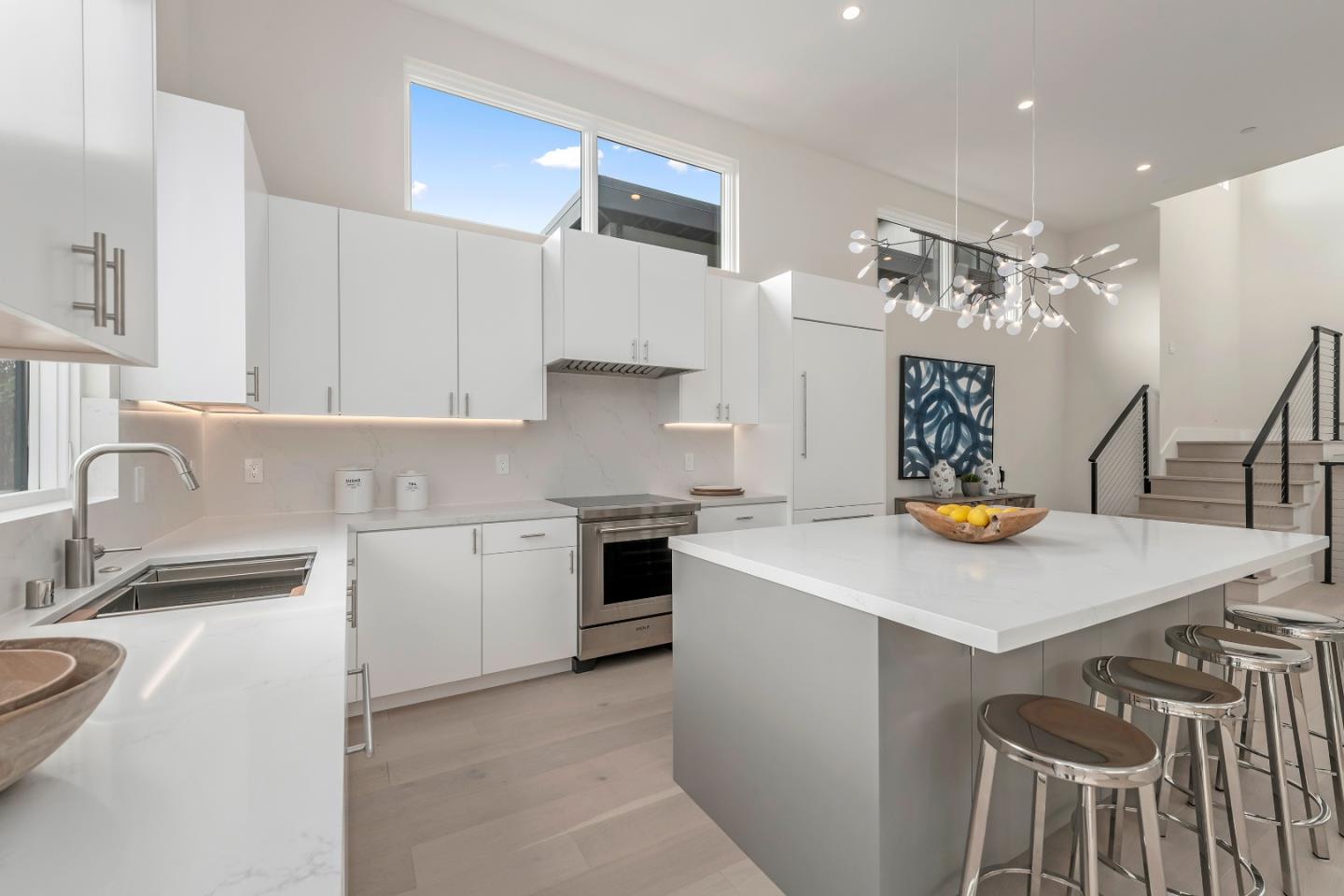 Detail Gallery Image 4 of 33 For 21 Highland Ave, San Carlos,  CA 94070 - 4 Beds | 4/1 Baths