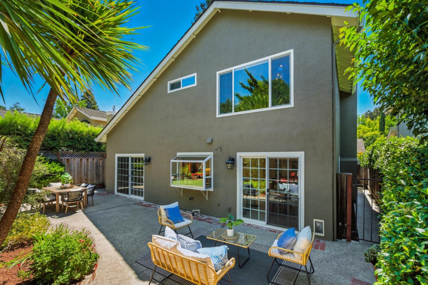 Detail Gallery Image 11 of 55 For 213 Yarborough Ln, Redwood City,  CA 94061 - 4 Beds | 3 Baths
