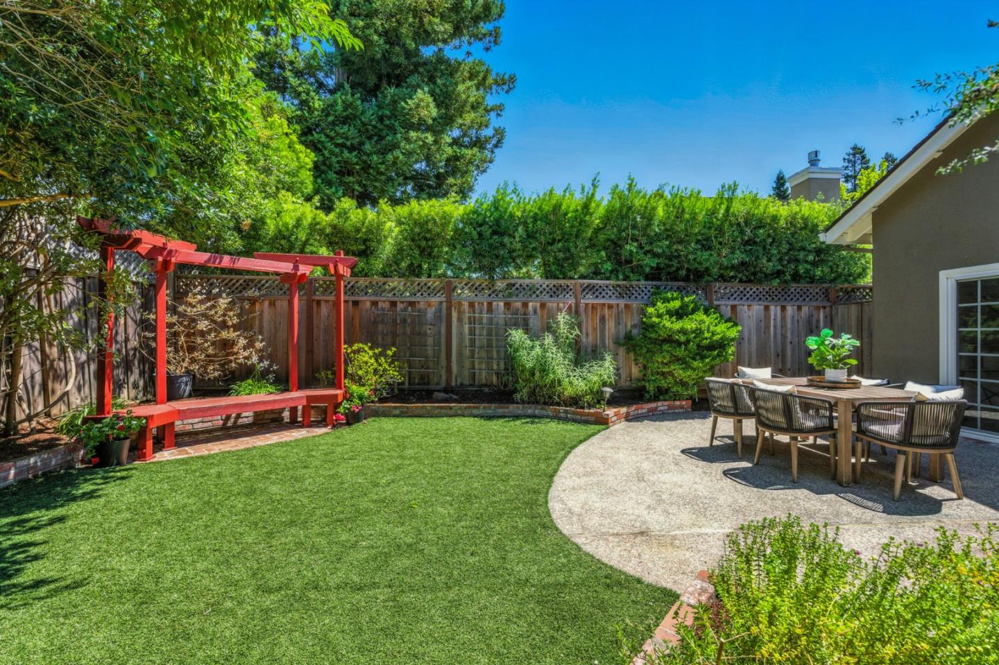 Detail Gallery Image 4 of 55 For 213 Yarborough Ln, Redwood City,  CA 94061 - 4 Beds | 3 Baths