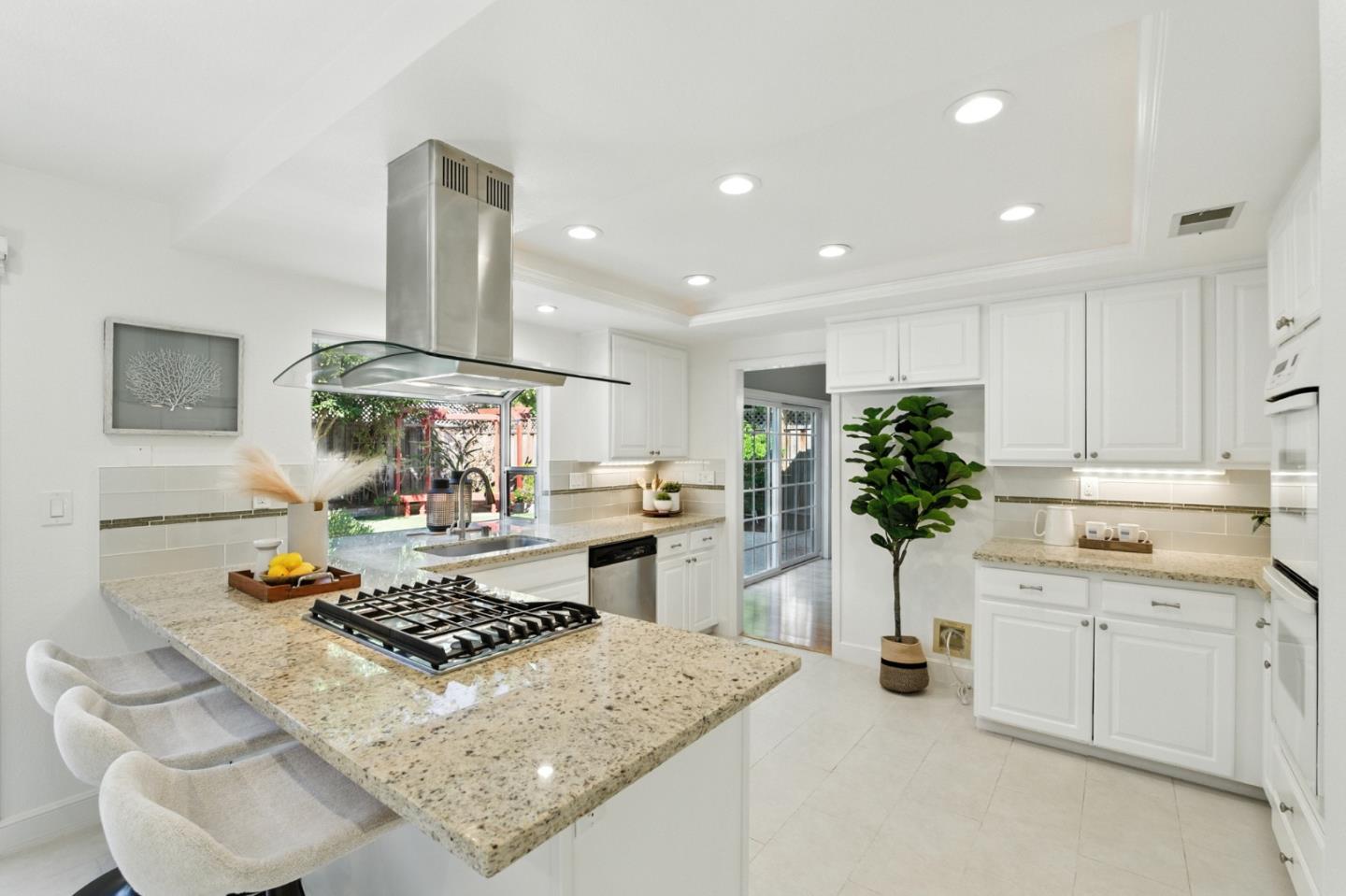 Detail Gallery Image 5 of 55 For 213 Yarborough Ln, Redwood City,  CA 94061 - 4 Beds | 3 Baths